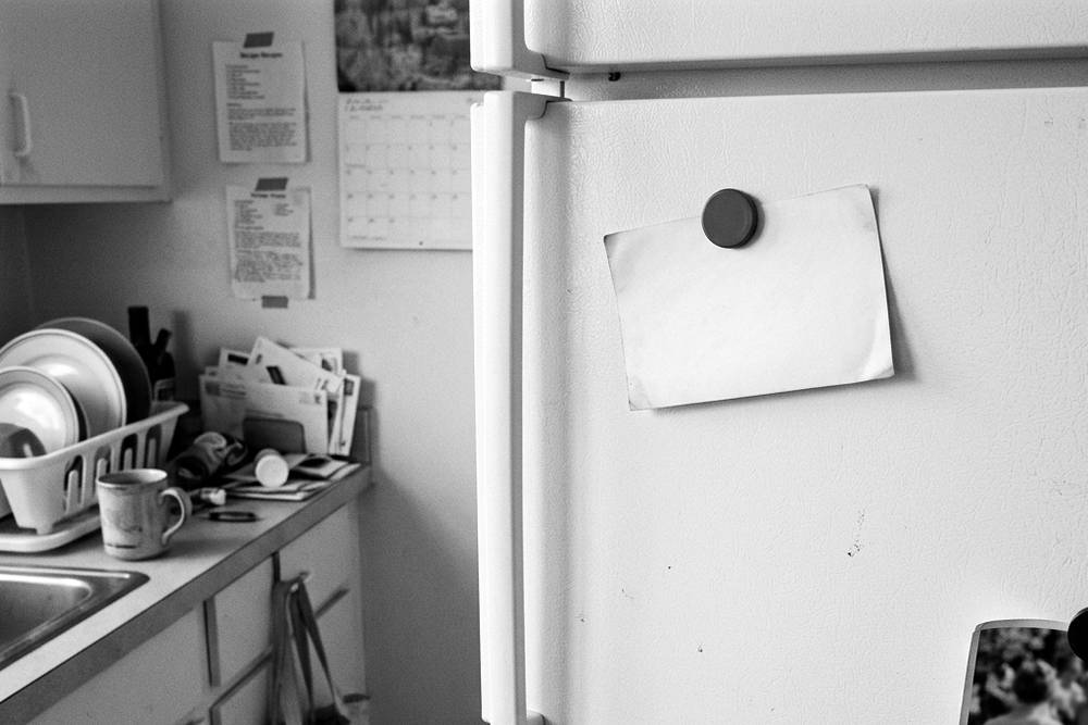 A handwritten index card on a refrigerator that reads, 'That sounds hard. What are you thinking of doing?'
